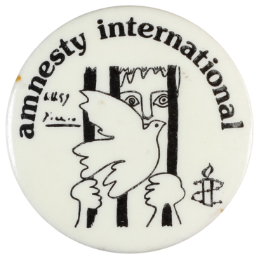 This badge was produced by international humanitarian organisation Amnesty International.